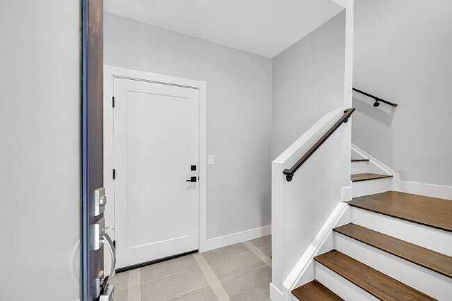 Building Photo - $2,695.00 - $500 OFF, First Month Rent - 2...