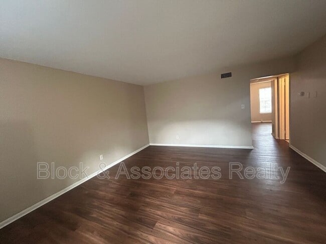 Building Photo - 3824 Country Club Rd