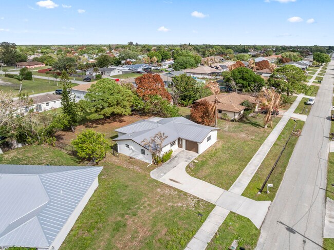 Building Photo - 106 NW Curtis St