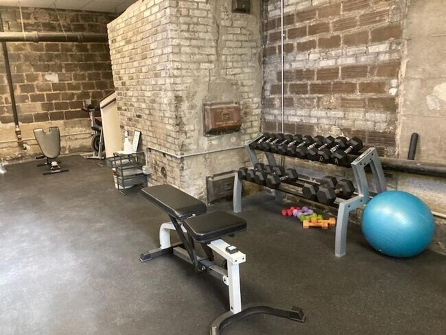 Building Photo - 612