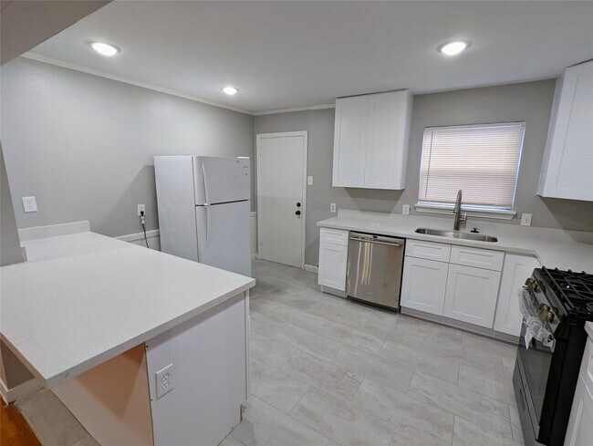 Building Photo - 4714 Oakshire Dr