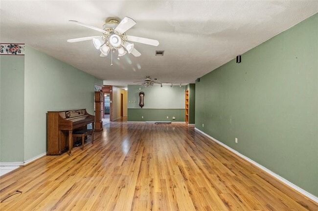 Building Photo - 2101 Bush Dr