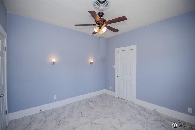 Building Photo - 889 W 1st St