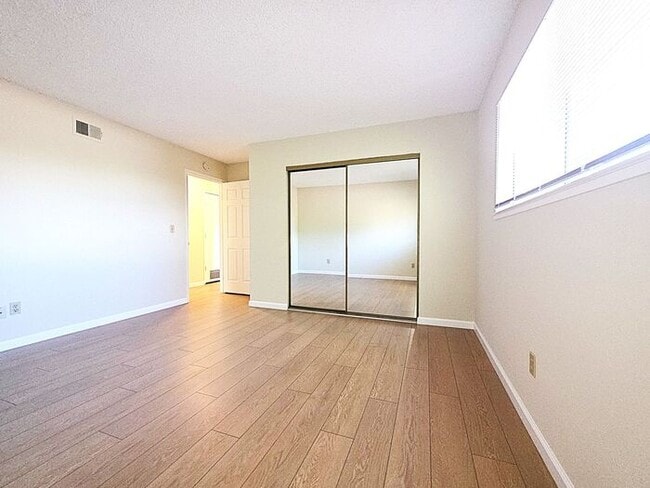 Building Photo - Beautiful, Very Large 2 Bedroom with Garage, Fireplace, Balcony & A/C Near Washoe Golf Course