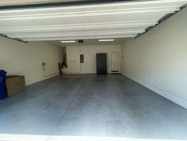 Building Photo - 1250 Abbey Ln