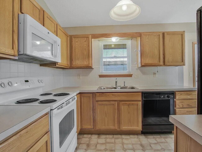 Building Photo - 812 S Red Oaks Cir