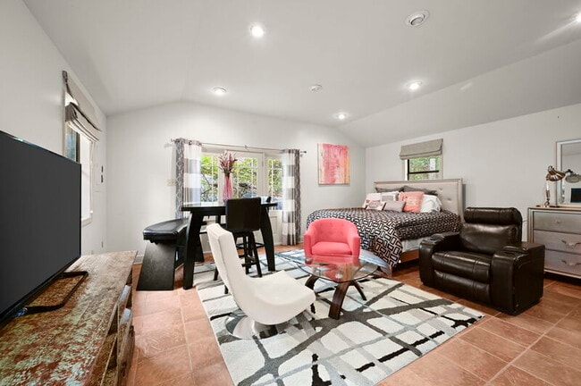 Building Photo - 4724 Lake Point Ave