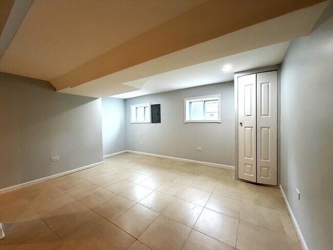 Building Photo - 1724 Hall Pl