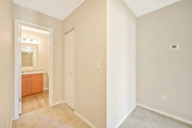 Building Photo - 2888 Creekbend Dr