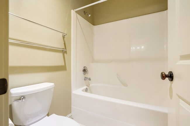 Building Photo - Spacious 4 bed, 3 bath home with sprawling views in West Salem