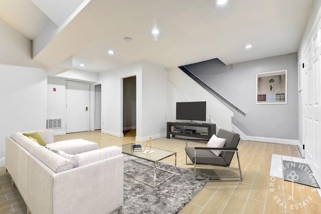 Building Photo - Renovated 3BR 1 Bath with W/D in unit - Du...
