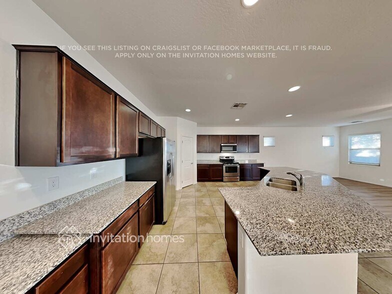 Building Photo - 1265 E Palomino Way
