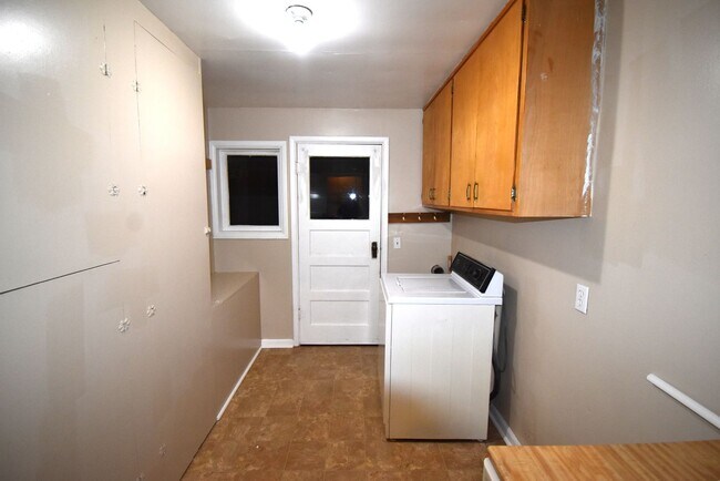 Building Photo - Cozy Home waiting for you.