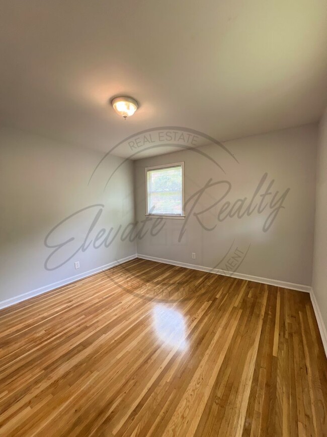Building Photo - All Brick, 3 Bedroom Ranch in Hendersonvil...