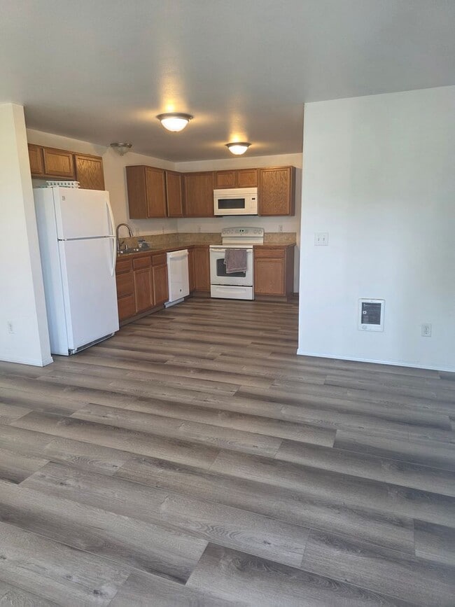 Building Photo - 2 bed 1 bath duplex in the country with pa...