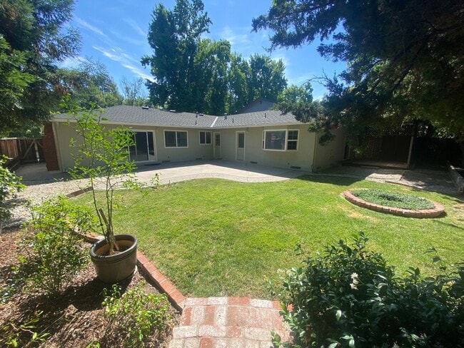 Building Photo - Pleasanton Single Story House 4 bed/2 bath, Downtown next to Amador Valley High! Great Location