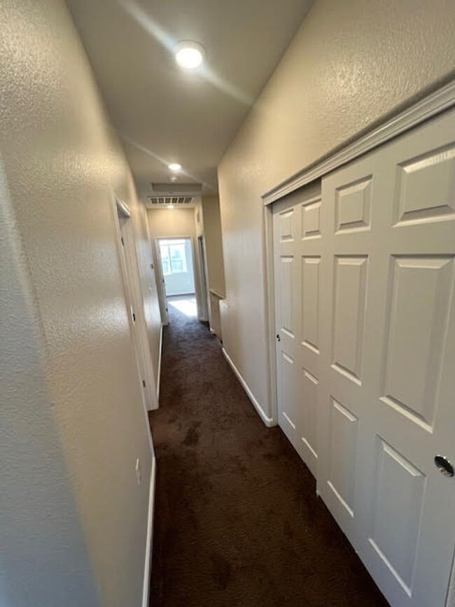 Building Photo - Freshly Painted Larger End Unit Condo for Rent!