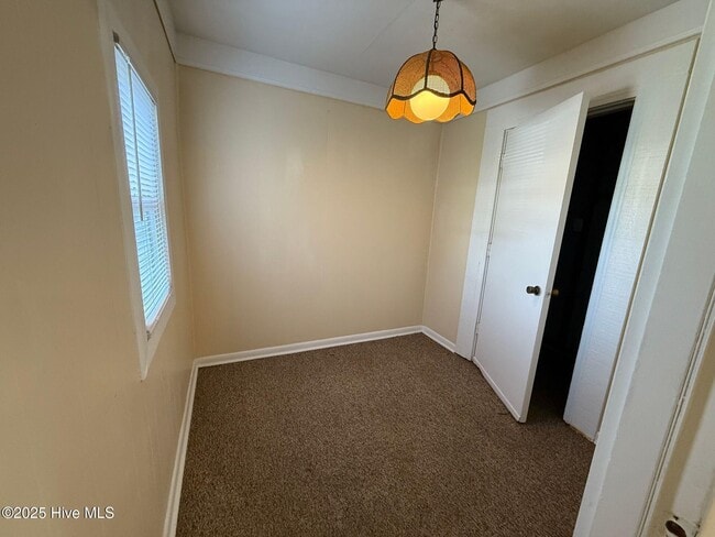 Building Photo - 105 Pecan Ln