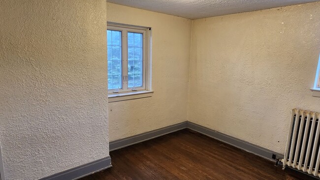 Building Photo - Four Bedroom Single Family home in Derreck...