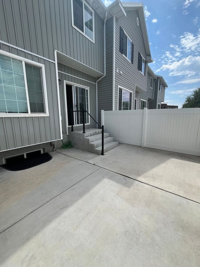 Building Photo - Cute Orem Townhome