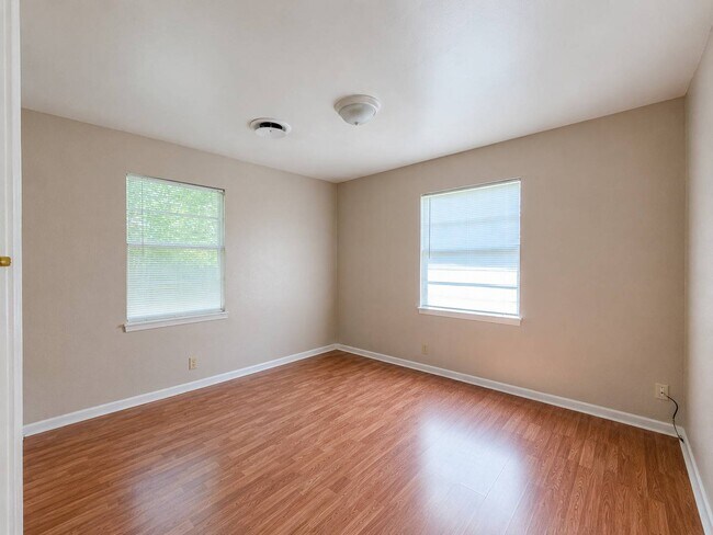 Building Photo - 1204 Connell Dr