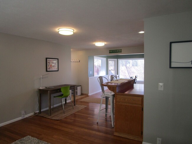 Building Photo - Charming  Furnished 3 bedroom Home in Whit...