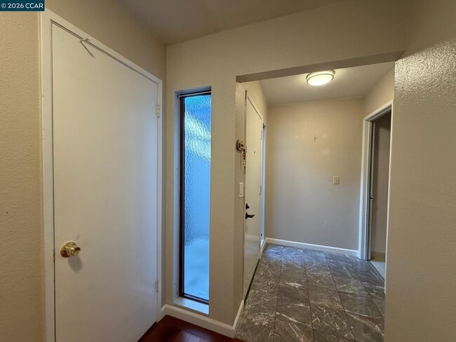 Building Photo - 6 Basin Ct