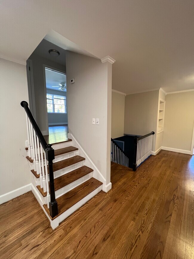 Building Photo - 913 Brookwood Dr