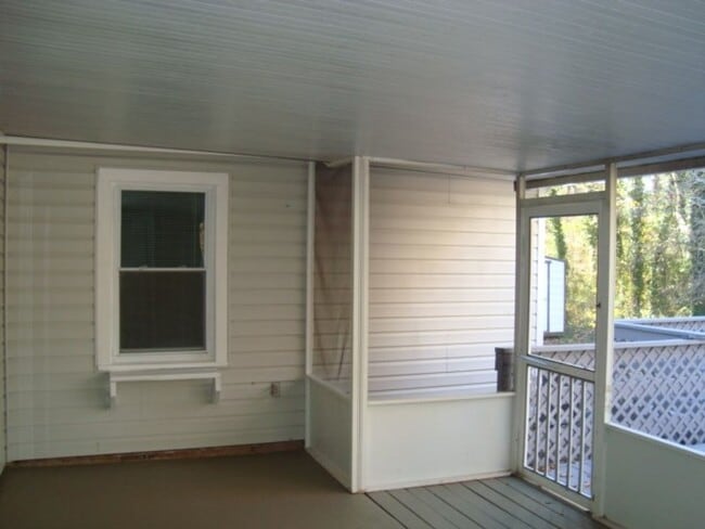 Building Photo - Renovated 4 bedroom available now to rent!