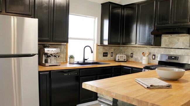 Building Photo - 4031 Raspberry Ct