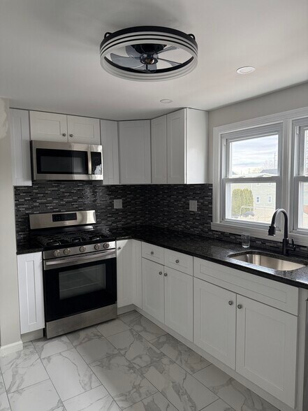 Building Photo - 15 Lewis St