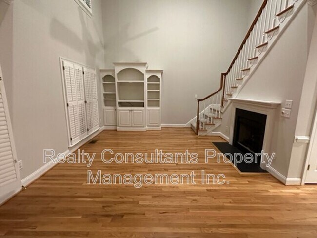 Building Photo - 11 Park Village Ln