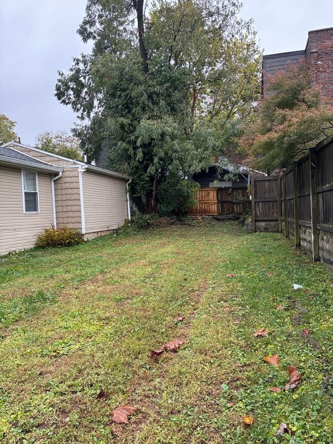 Building Photo - 606 N Upper St