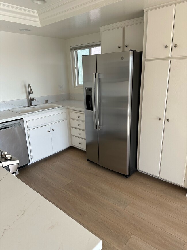 Building Photo - 836 Manhattan Ave