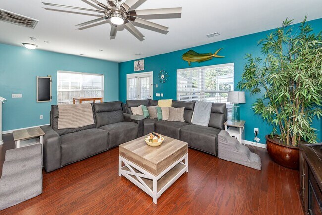 Building Photo - 4 Bedroom, 2.5 Bathroom Home in Brownswood...