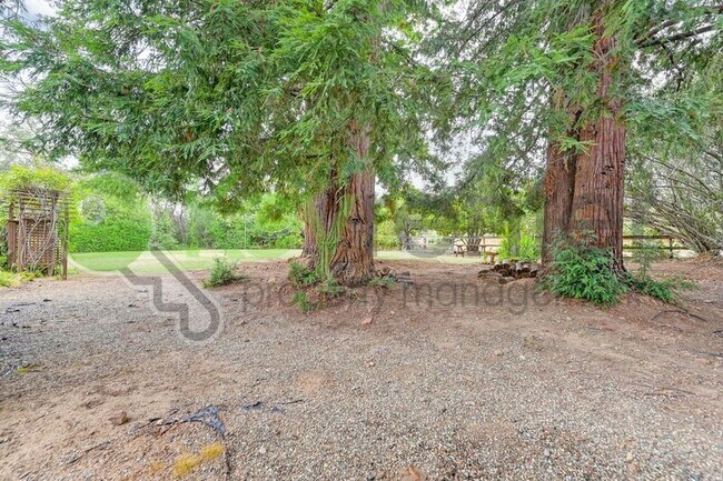 Building Photo - 9635 Oak Leaf Way