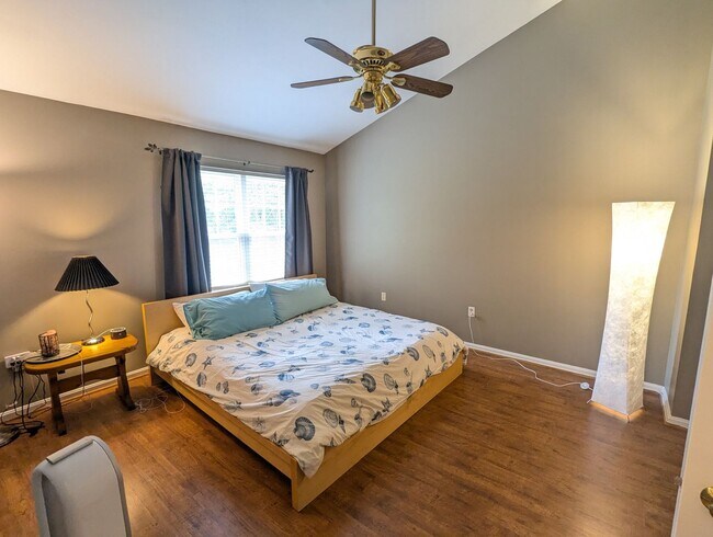 Building Photo - Beautiful 3 level END UNIT townhouse that ...