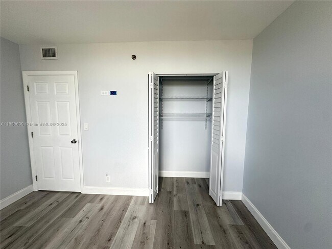 Building Photo - 901 Hillcrest Dr