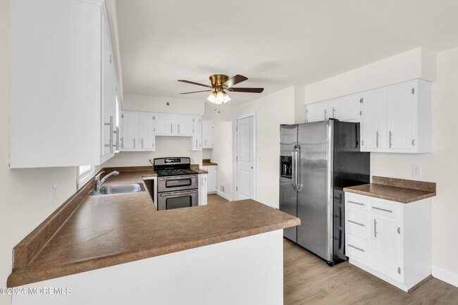 Building Photo - 205 S Shore Dr
