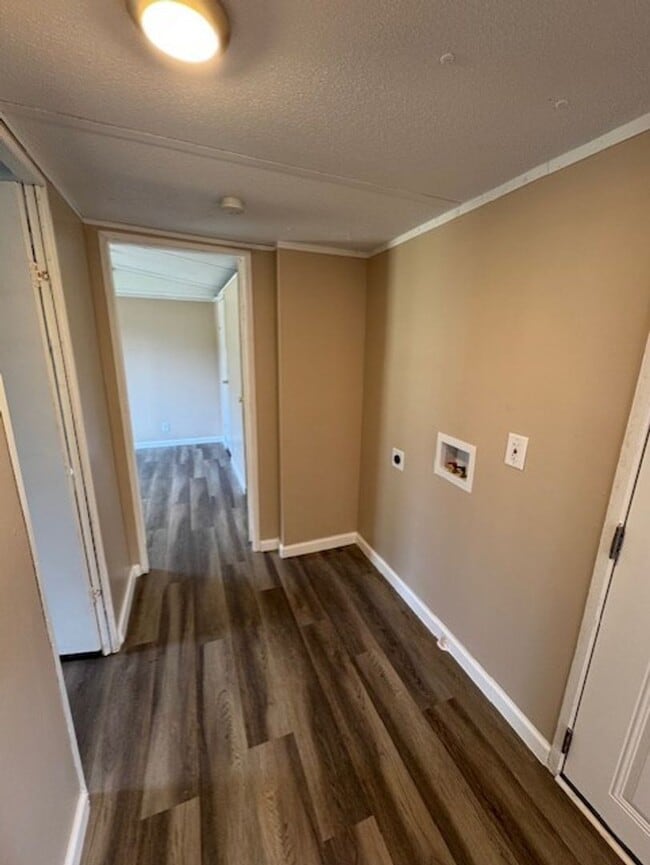 Building Photo - Newly Remodled 3 Bedroom 2 Bath Unit