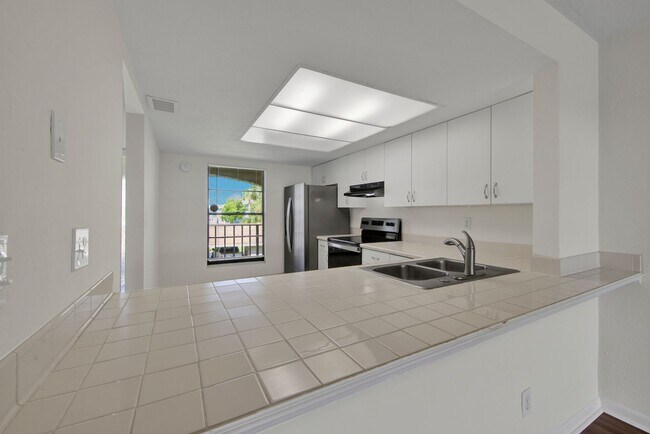 Building Photo - Bright and Spacious 2 Bedroom Condo in Spanish Pines