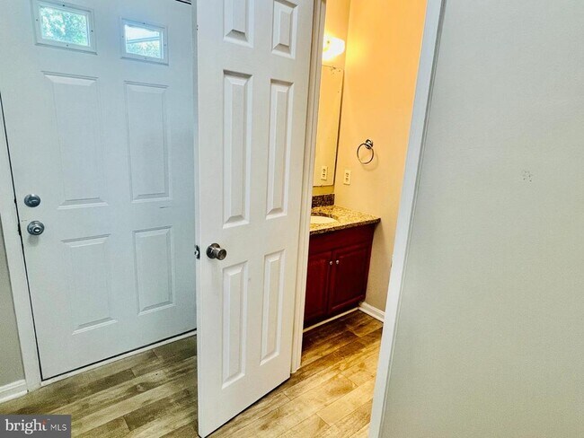 Building Photo - 4704 S Park Ct