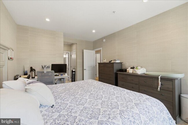 Building Photo - 1418 N Rhodes St