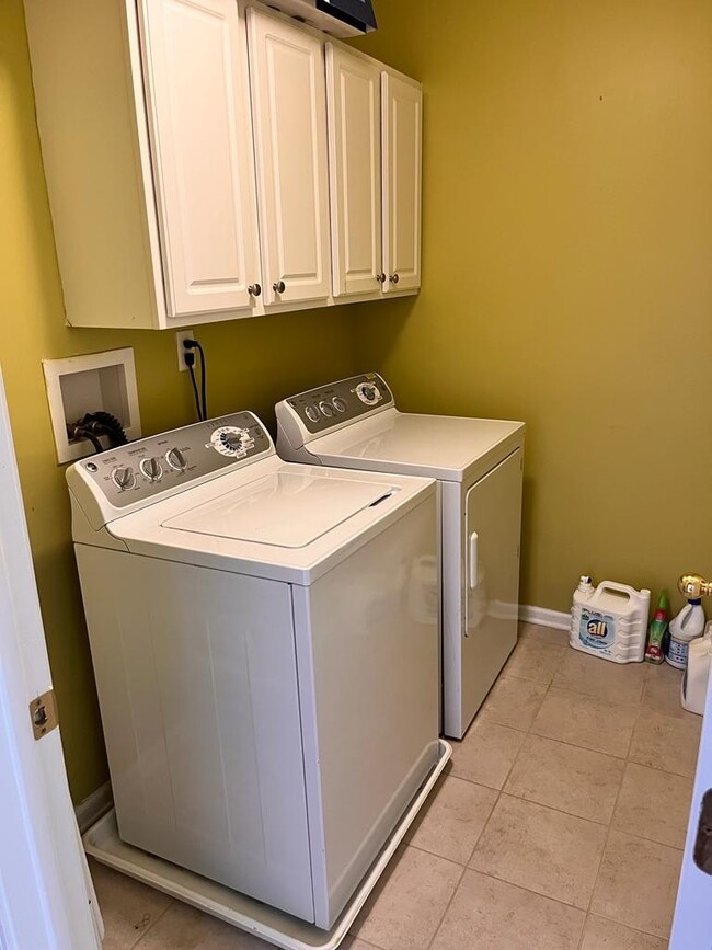 Building Photo - 65 Demarest Dr