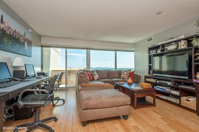 Building Photo - 1720 Maple Ave