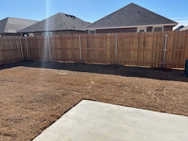 Building Photo - Stunning New Home