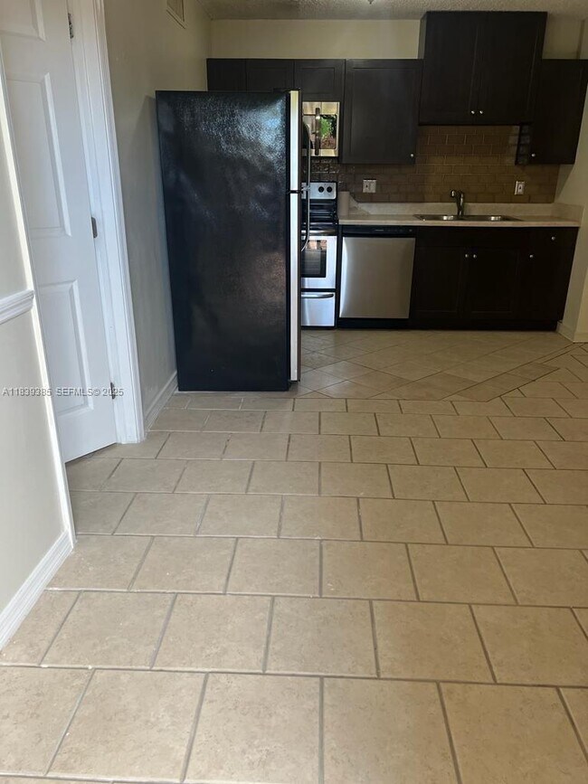 Building Photo - 641 Executive Center Dr