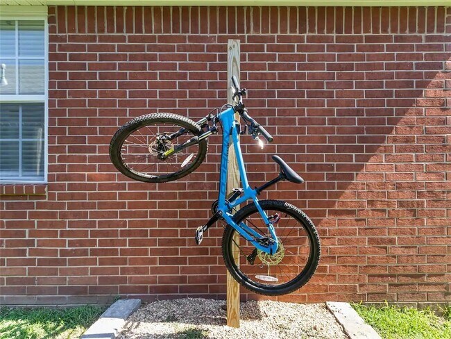 Building Photo - 701 SW Maidstone Ave