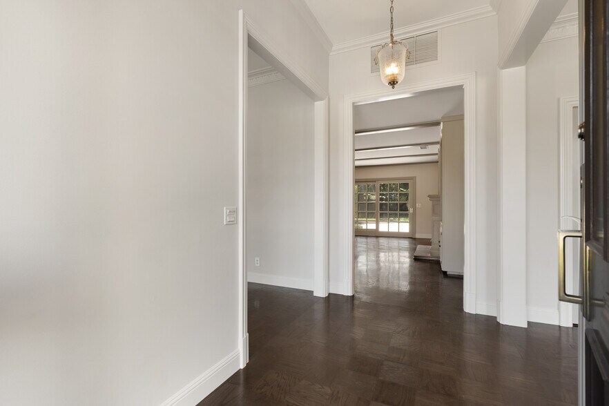 Building Photo - 519 N Rexford Dr