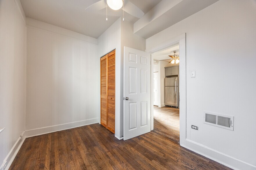 Building Photo - 3135 N Oakley Ave